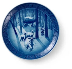 Royal Copenhagen Juleplatte 2023, Juletid I Skoven