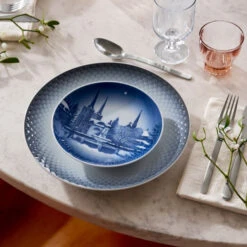 Royal Copenhagen Bing & Grøndahl Juleplatte 2023, Jul I Roskilde -Royal Copenhagen 1066056 2