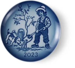 Royal Copenhagen Bing & Grøndahl Juleplatte 2023, Gartnerens Lille Hjælper